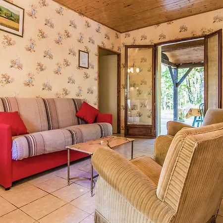 With Swimming Pool Salignac Eyvigues