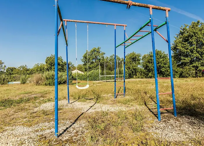 With Swimming Pool Feriehus Salignac Eyvigues